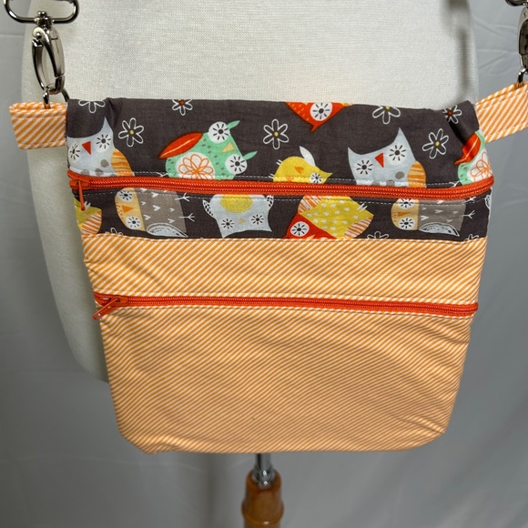 HAND-CRAFTED OWL PRINT CROSSBODY BAG - Picture 2 of 3